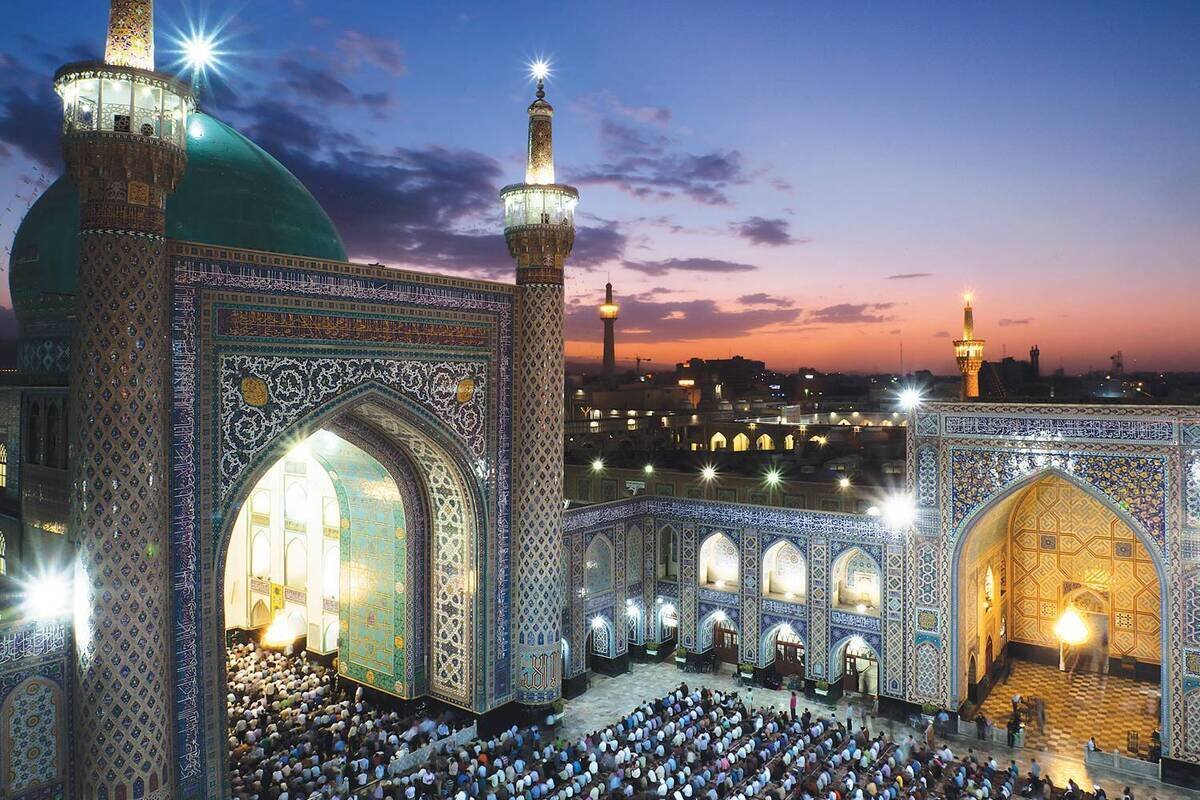 اقامه نماز قضا به‌صورت جماعت در شب‌های قدر در حرم مطهر رضوی
