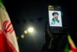 لحظه اعلام رهبری آیت‌الله سید مجتبی خامنه‌ای در حرم احمد بن اسحاق