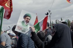 توزیع ۳۰۰۰ بسته افطاری در تجمع مردمی میدان انقلاب