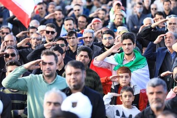 سلام نظامی مردم کرمانشاه هنگام پخش سرود ملی در راهپیمایی روز قدس