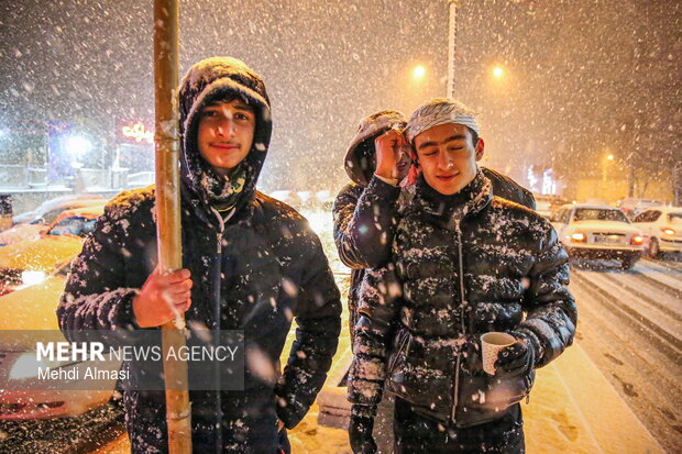 موکب دانش‌آموزی دهه هشتادی‌ها در هوای برفی