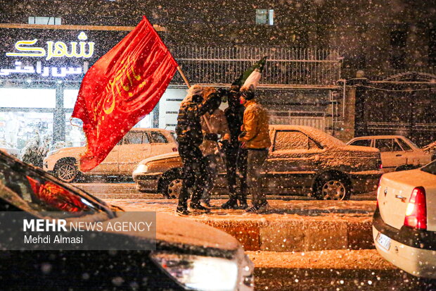 موکب دانش‌آموزی دهه هشتادی‌ها در هوای برفی