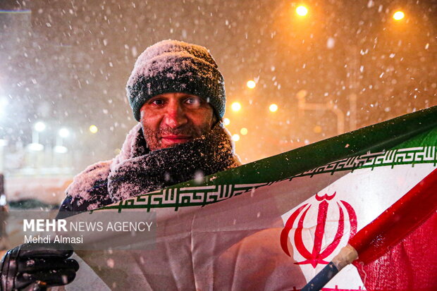 موکب دانش‌آموزی دهه هشتادی‌ها در هوای برفی