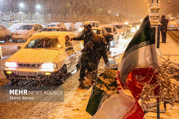 موکب دانش‌آموزی دهه هشتادی‌ها در هوای برفی