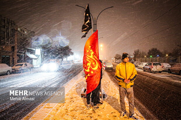 موکب دانش‌آموزی دهه هشتادی‌ها در هوای برفی