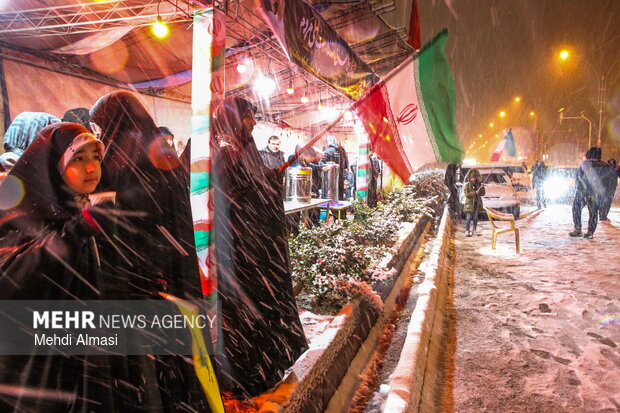 موکب دانش‌آموزی دهه هشتادی‌ها در هوای برفی