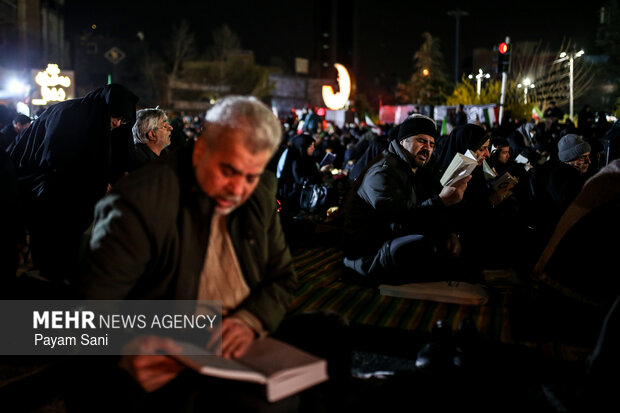 احیای شب نوزدهم ماه مبارک رمضان در میدان ونک تهران