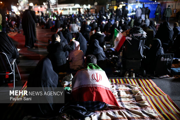 احیای شب نوزدهم ماه مبارک رمضان در میدان ونک تهران