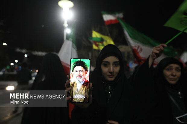 شادی مردم تبریز پس از اعلام رهبری آیت الله مجتبی خامنه‌ای