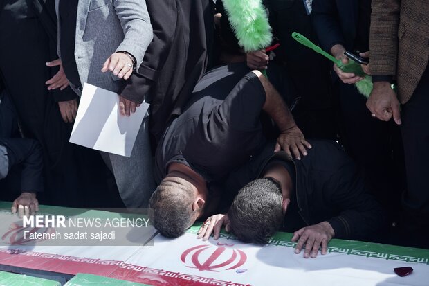 تشییع شهدای اقتدار و بیعت مردم کرمان با آیت الله مجتبی خامنه ای