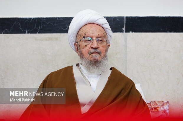 آية الله "مكارم شيرازي" يهنئ تولّي آية الله السيد مجتبى الخامنئ لقيادة الثورة