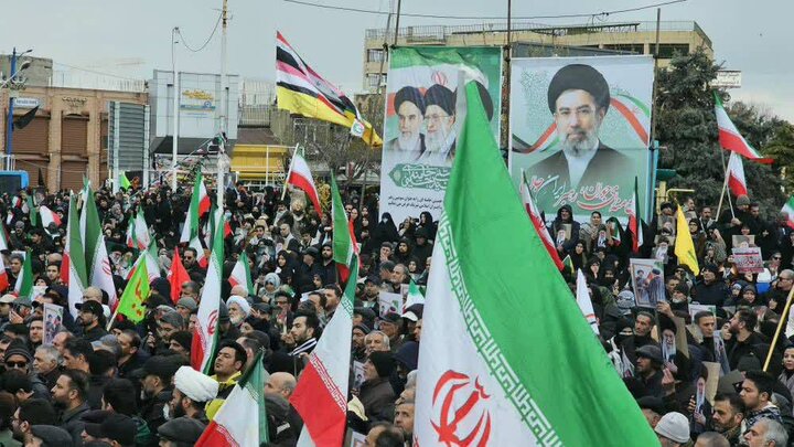 مردم ارومیه با رهبر سوم انقلاب اسلامی بیعت کردند