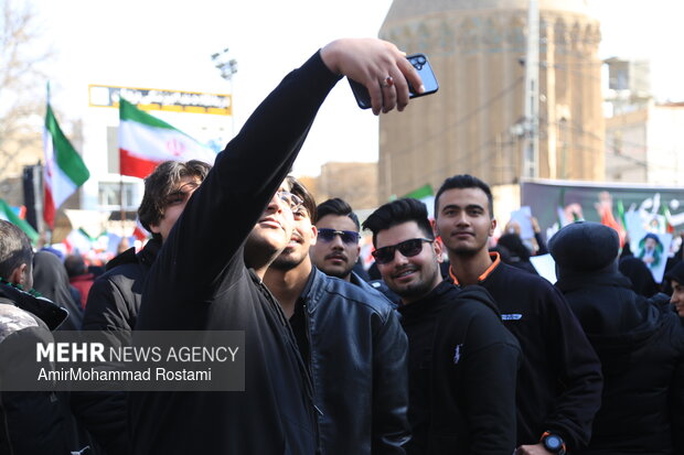 بیعت مردم ورامین با رهبر جدید