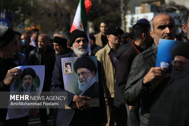 بیعت مردم ورامین با رهبر جدید