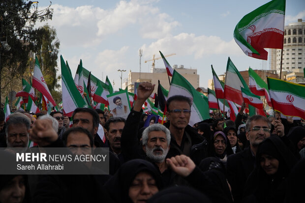 راهپیمایی مردم نگین شهر در حمایت از رهبر سوم انقلاب