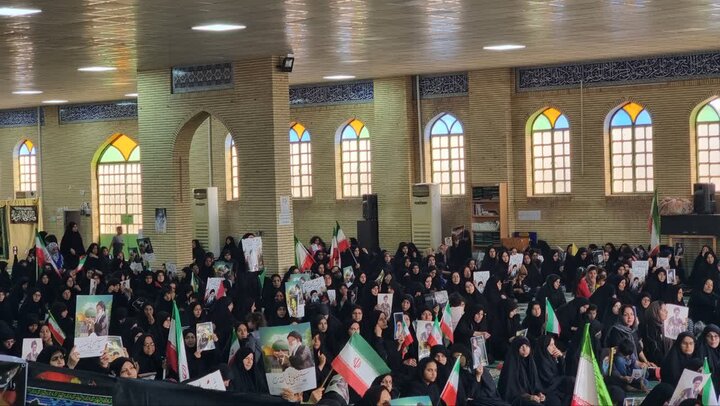 مراسم بیعت مردم با رهبر انقلاب در گناوه برگزار شد