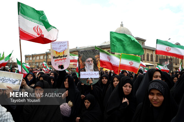 اجتماع بیعت مردم همدان با آیت الله سید مجتبی خامنه‌ای