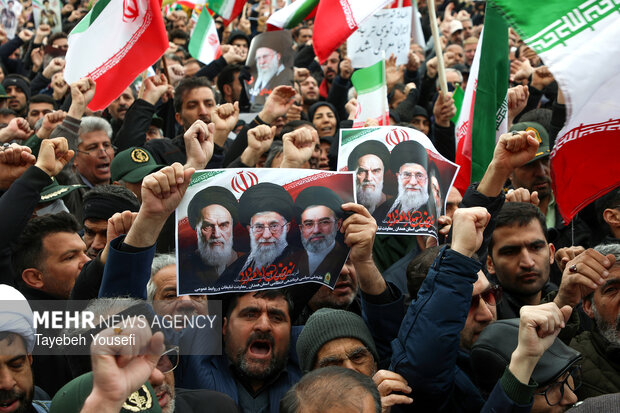 اجتماع بیعت مردم همدان با آیت الله سید مجتبی خامنه‌ای