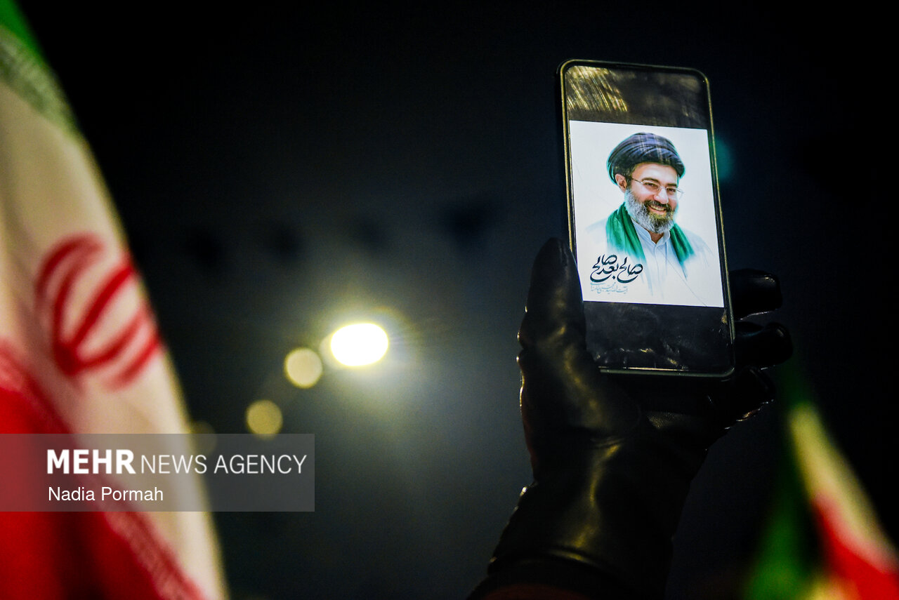 طنین «الله اکبر» بعد اعلام رهبر ایران در لاهیجان طنین «الله اکبر» بعد اعلام رهبر ایران در لاهیجان