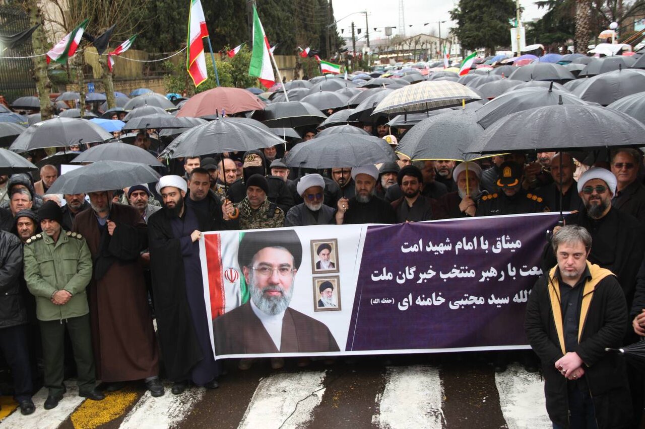 بیعت آستارایی ها با رهبر جدید انقلاب زیر بارش باران 