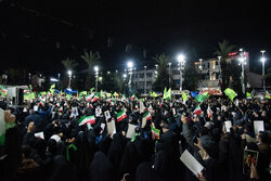 تداوم حضور شبانه مردم انقلابی رشت در میدان شهدای ذهاب
