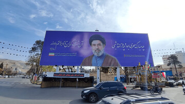 دیوارنگاره میدان امام‌حسین شیراز مزین به تصویر سومین رهبر انقلاب شد