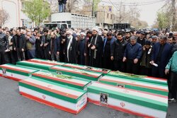 تشییع پیکر ۱۰ شهید جنگ رمضان در ورامین