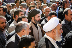 نقد و بررسی کتابی درباره رهبر انقلاب