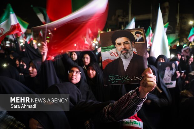 اجتماع شبانه مردم مشهد برای بیعت با رهبر انقلاب