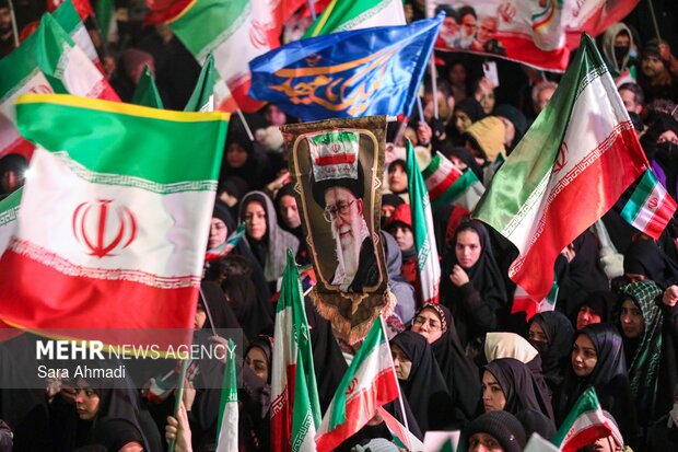 اجتماع شبانه مردم مشهد برای بیعت با رهبر انقلاب