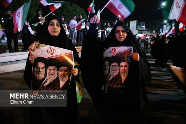 اجتماع بیعت مردم سنندج با سومین رهبر انقلاب اسلامی