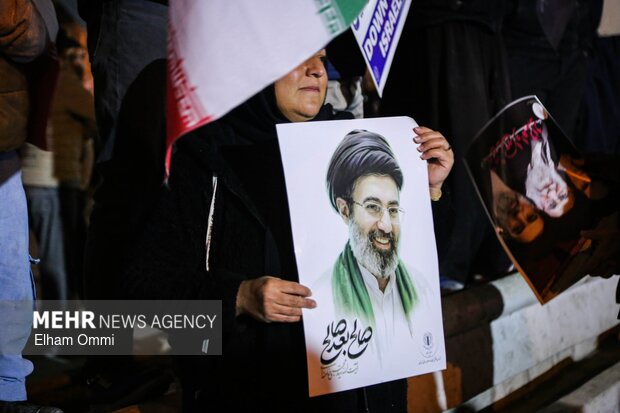 اجتماع بیعت مردم سنندج با سومین رهبر انقلاب اسلامی