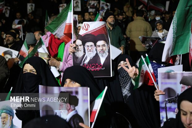 اجتماع بیعت مردم سنندج با سومین رهبر انقلاب اسلامی