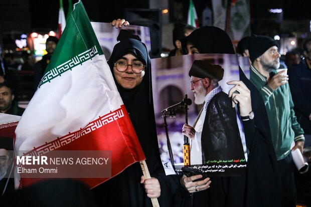 اجتماع بیعت مردم سنندج با سومین رهبر انقلاب اسلامی