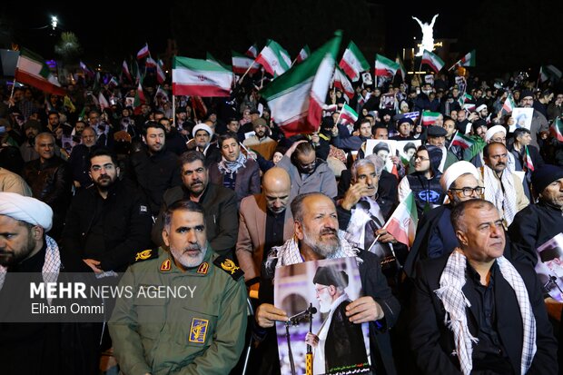 اجتماع بیعت مردم سنندج با سومین رهبر انقلاب اسلامی