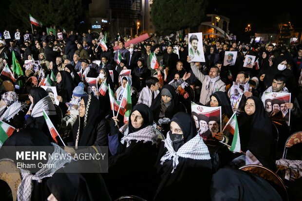 اجتماع بیعت مردم سنندج با سومین رهبر انقلاب اسلامی