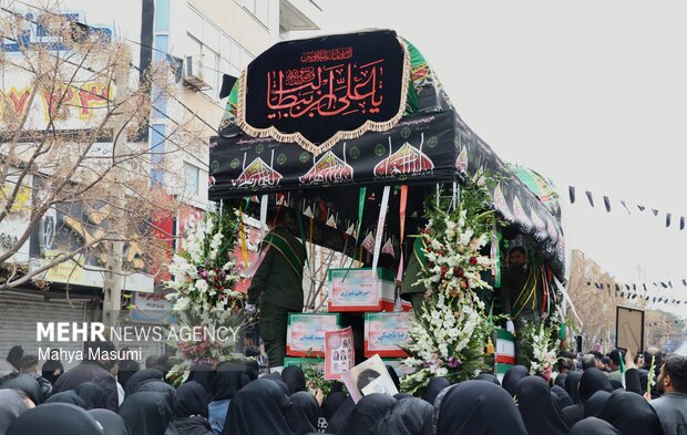 تشییع ۱۰ شهید جنگ رمضان در ورامین