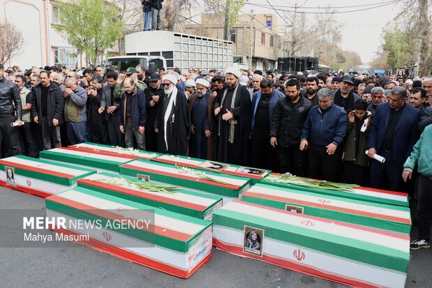 تشییع ۱۰ شهید جنگ رمضان در ورامین