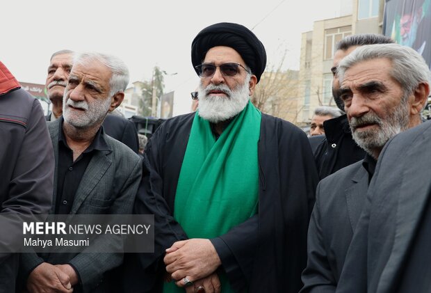 تشییع ۱۰ شهید جنگ رمضان در ورامین