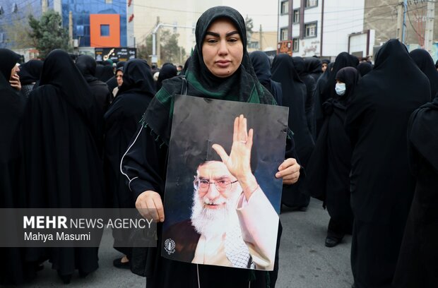 تشییع ۱۰ شهید جنگ رمضان در ورامین