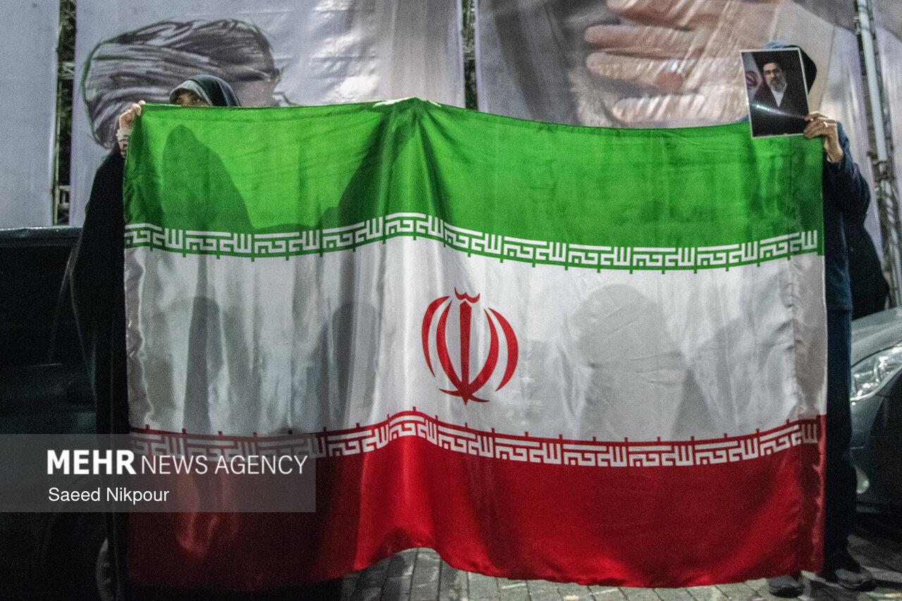 مردم صومعه سرا پای کشور و رهبر شهیدشان ایستاده اند مردم صومعه سرا پای کشور و رهبر شهیدشان ایستاده اند