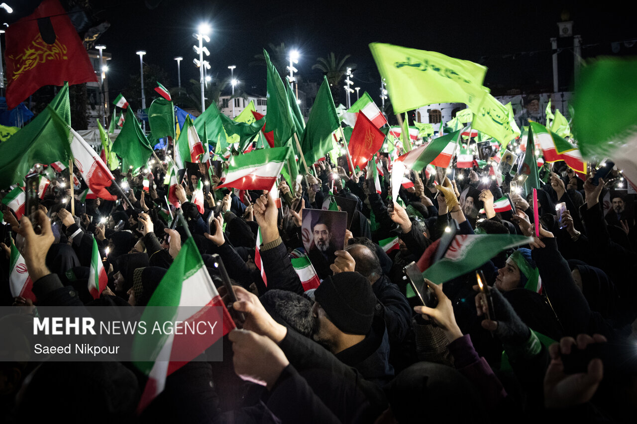 تداوم تجمع خودجوش مردمی رشتوندان در سوگ رهبر شهید تداوم تجمع خودجوش مردمی رشتوندان در سوگ رهبر شهید