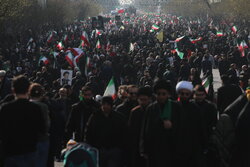 Siyonistler sığınaklarda İran halkı sokaklarda