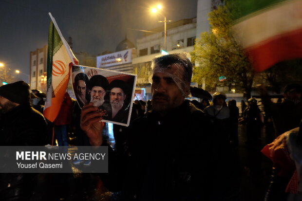 عزاداری و تجمع مردمی در سوگ رهبر شهید در میدان انقلاب اسلامی تهران