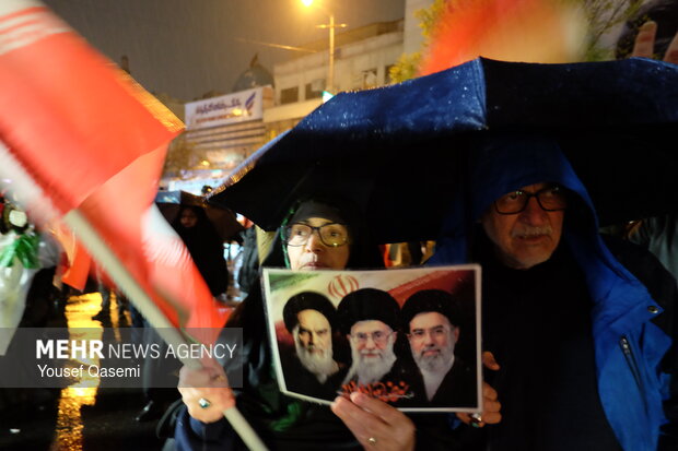 عزاداری و تجمع مردمی در سوگ رهبر شهید در میدان انقلاب اسلامی تهران