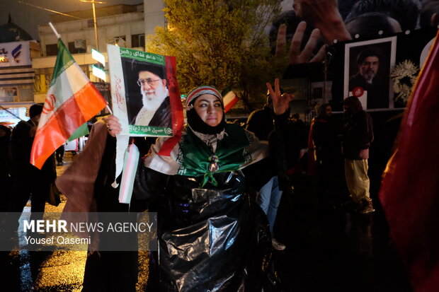 عزاداری و تجمع مردمی در سوگ رهبر شهید در میدان انقلاب اسلامی تهران