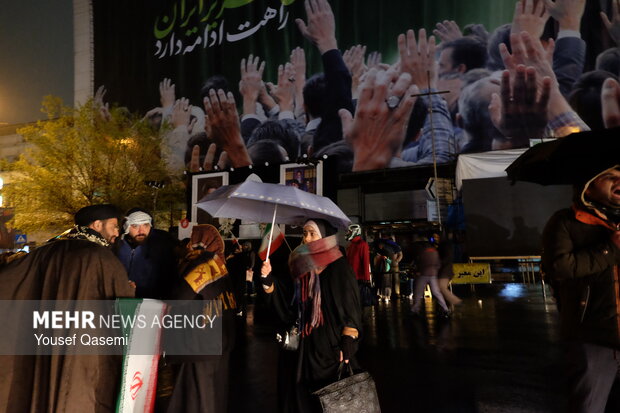 عزاداری و تجمع مردمی در سوگ رهبر شهید در میدان انقلاب اسلامی تهران
