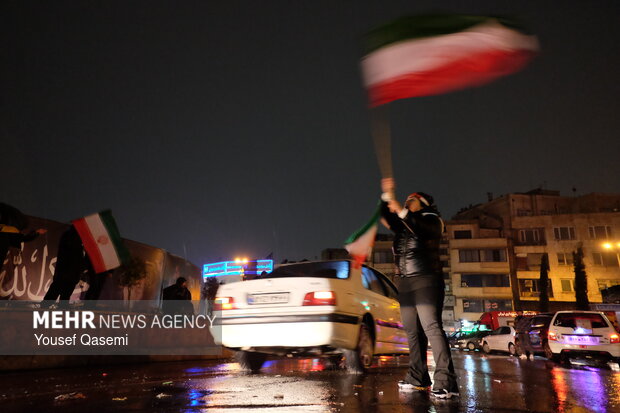 عزاداری و تجمع مردمی در سوگ رهبر شهید در میدان انقلاب اسلامی تهران