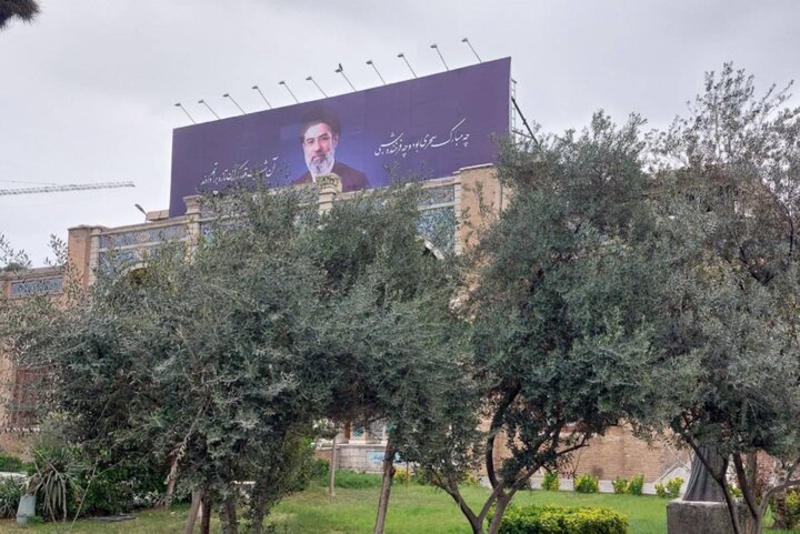 نقشِ بیعت بر نمای «اندیشه»؛ دیوارنگاره جدید حوزه هنری نصب شد نقشِ بیعت بر نمای «اندیشه»؛ دیوارنگاره جدید حوزه هنری نصب شد