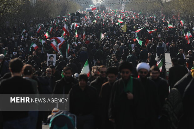 Siyonistler sığınaklarda İran halkı sokaklarda